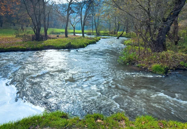 Vodopád na podzimní řeka — Stock fotografie
