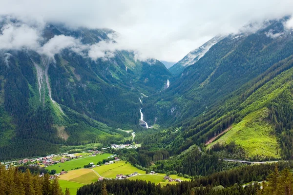 Alpler şelale yaz görünümü — Stok fotoğraf