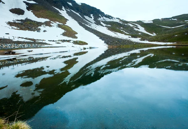 Reflexiones sobre el lago alpino de verano — Foto de Stock