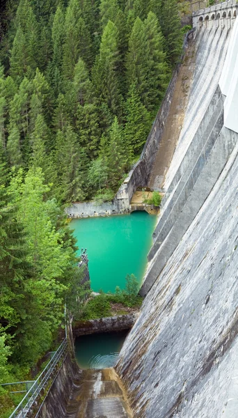 Montanha lago vista barragem — Fotografia de Stock
