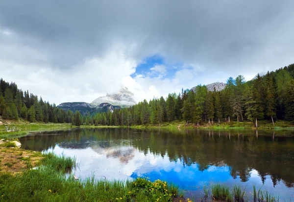 Verão alpino vista lago — Fotografia de Stock