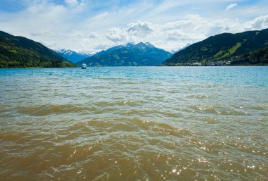 Alp yaz göl manzaralı