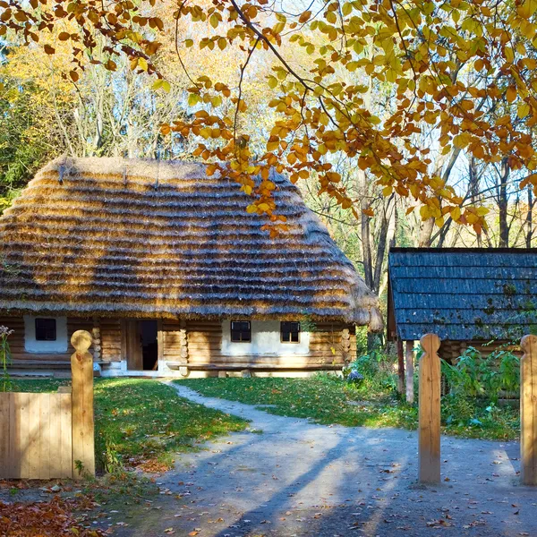 Finca de campo histórico ucraniano y hu madera — Foto de Stock