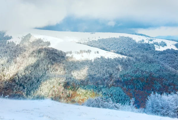 Primera nieve de invierno en la montaña y viento inclemente beginn —  Fotos de Stock