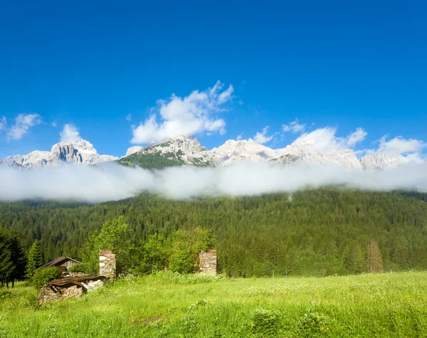 Dolomiterna sommaren bergsutsikt — Stockfoto
