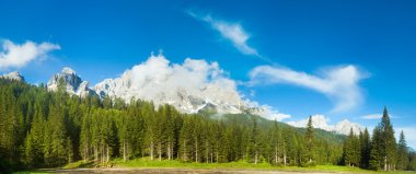 Dolomites dağ yaz görünümü