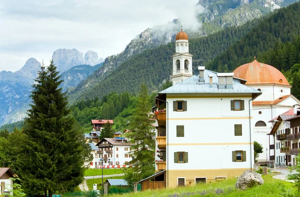 Dolomites village de montagne vue d'été — Photo