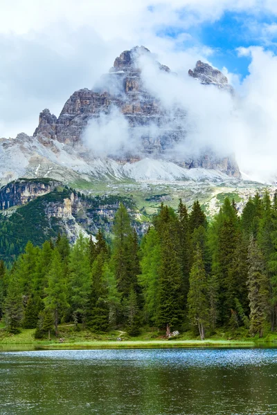 Vista alpina del lago de verano — Foto de Stock
