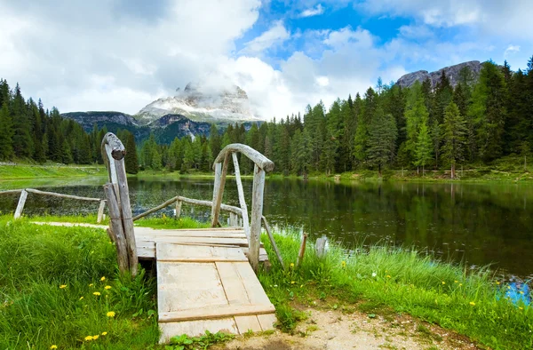 Vista alpina del lago de verano — Foto de Stock