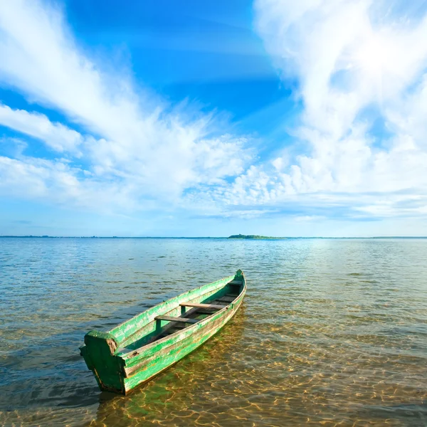 Boot am sommerlichen Seeufer — Stockfoto