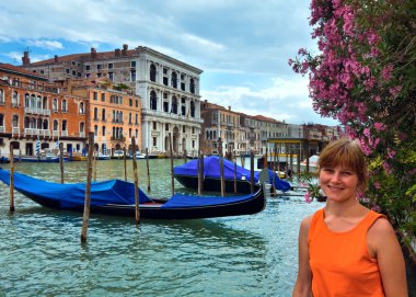 Venedik gondol (görünümüyle kadın turist)