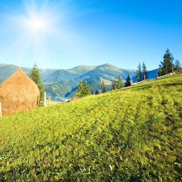 Окраины летних горных деревень — стоковое фото