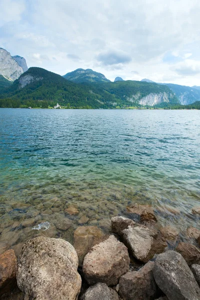 Alpina sommaren sjöutsikt — Stockfoto