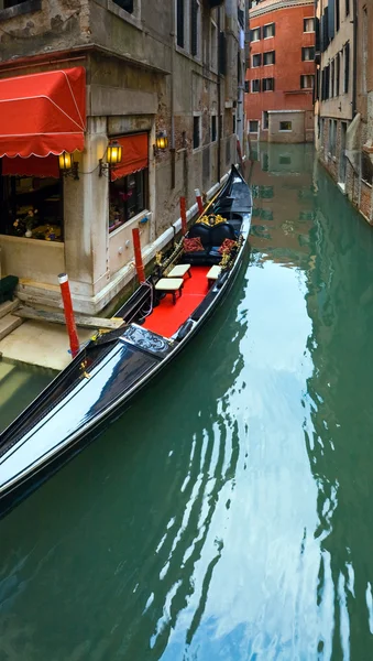 Vista veneziana con gondola parcheggiata — Foto Stock