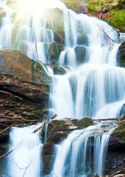 Wasserfälle auf felsigem Herbstbach und Sonnenschein — Stockfoto