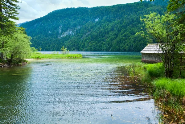 Влітку альпійський видом на озеро — стокове фото