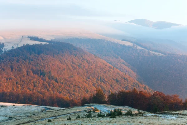 Outono nebuloso manhã montanha colina — Fotografia de Stock