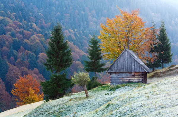 Vista montanha de outono com galpão — Fotografia de Stock