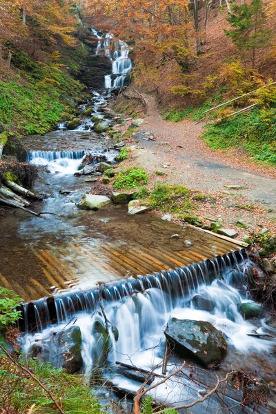 Vattenfall på steniga hösten ström — Stockfoto