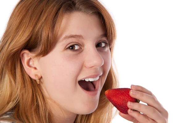 Gelukkig tiener eten van een aardbei — Stockfoto