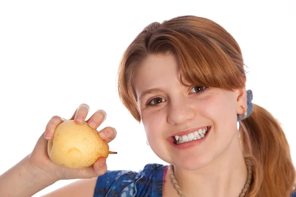 Lycklig tonåring visar ett päron — Stockfoto