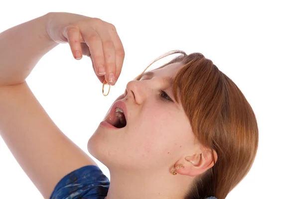 Sjuk tonåring tar piller — Stockfoto