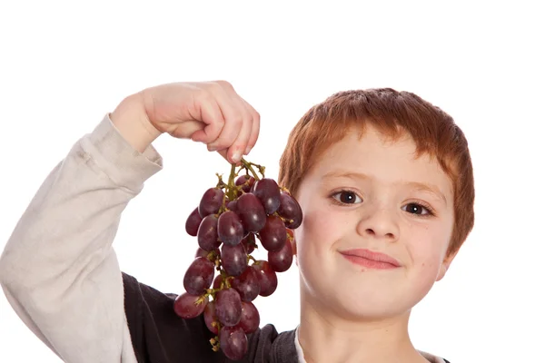Giovane ragazzo che mostra uva fresca — Foto Stock