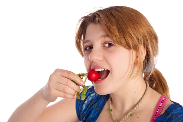 Tonåring äta en färsk rättika — Stockfoto