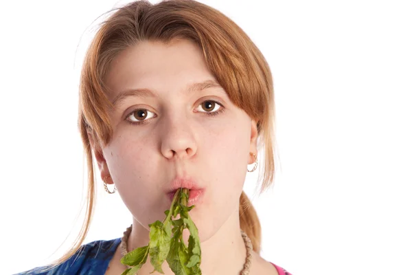 Подросток ест свежую редиску — стоковое фото