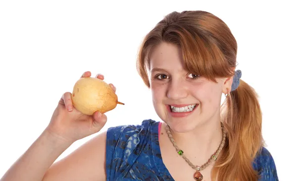 Щасливий підліток показує грушу — стокове фото
