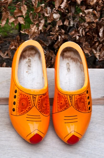Chaussures de sabot hollandais classiques en bois  . — Photo
