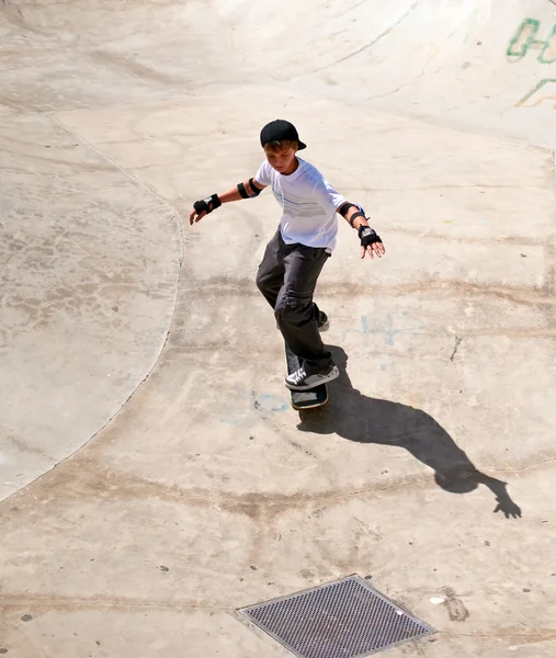 Skater adolescente  . — Fotografia de Stock