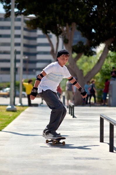 Skater adolescente  . — Fotografia de Stock