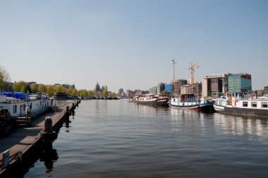 Amsterdam kanalları ve tipik evler .