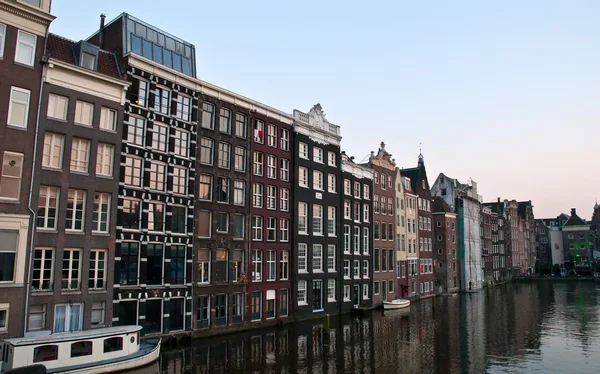 Amsterdam kanály a typické domy . — Stock fotografie