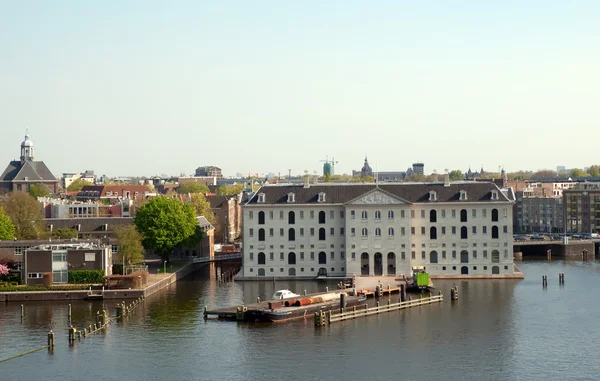 Amsterdam kanály a typické domy . — Stock fotografie