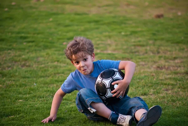 Мальчик с мячом . — стоковое фото