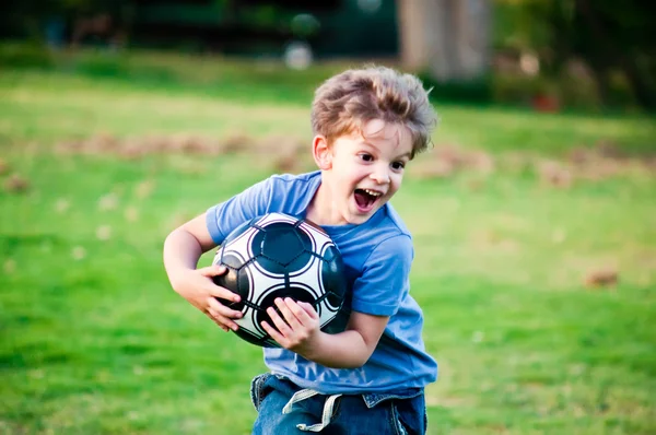 Chlapec s míčem. Stock Snímky