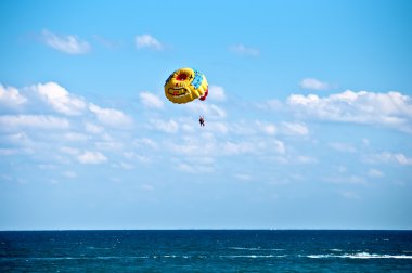 Yaz aylarında parasailing .