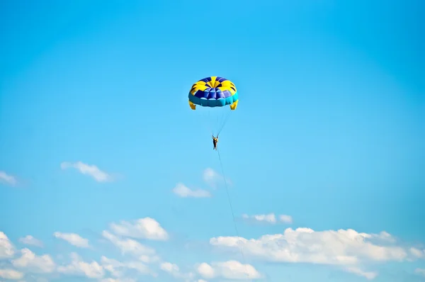 Parasailing in summer . — Stock Photo, Image