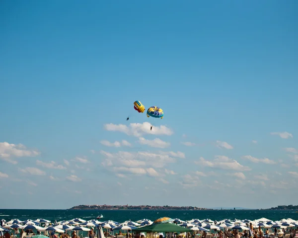 Parachutisme en été  . — Photo