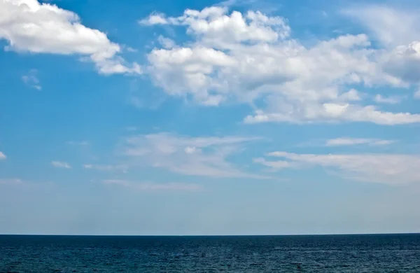 Καθαρή γαλάζια θάλασσα και ουρανό με σύννεφα . — Φωτογραφία Αρχείου