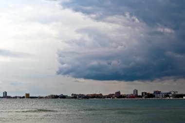 Karadeniz kıyısındaki kumsal .