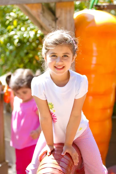 Junges lächelndes Mädchen auf Kletterspielzeug — Stockfoto