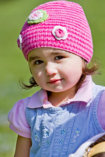 Ragazza bambino in berretto di maglia — Foto Stock