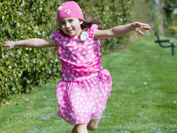 Mladá dívka běží a létání — Stock fotografie