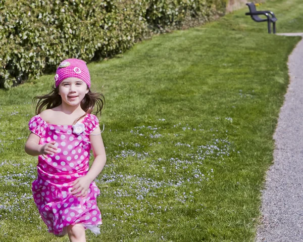 Junges Mädchen läuft — Stockfoto