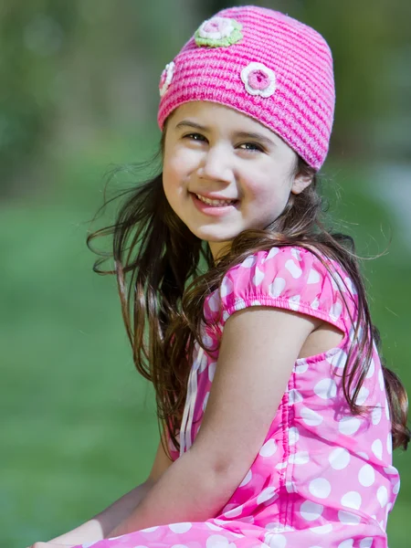 Unga glada leende flicka i rosa Stickad mössa — Stockfoto