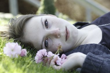 schattig & bochtige blonde vrouw poseren buiten.