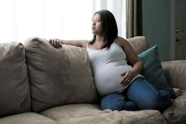 Εγκυμονούσα ασιατική γυναίκα — Φωτογραφία Αρχείου